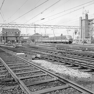 881608 Afbeelding van een electrisch treinstel plan T (mat. 1964) van de N.S. bij het N.S.-station Amsterdam C.S. te ...